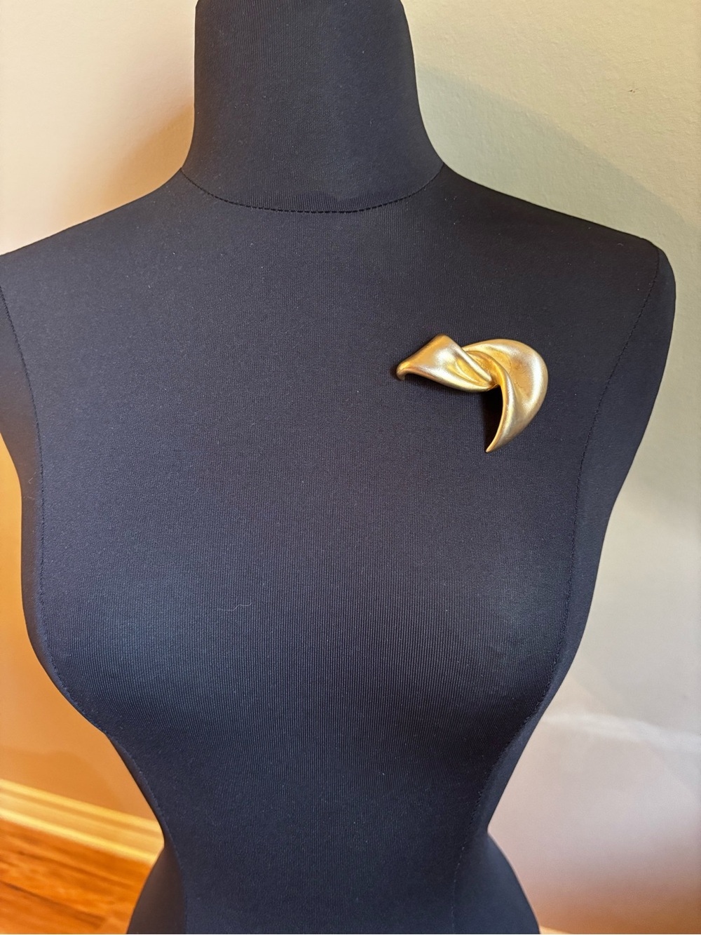 Vintage Minimalist Abstract Folded Ribbon Brooch – Matte Gold Tone - Picture 3 of 11
